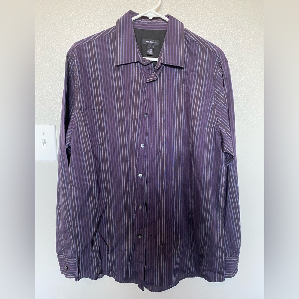 Men’s long-sleeve button down shirt size M